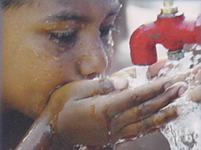 nio bebiendo agua